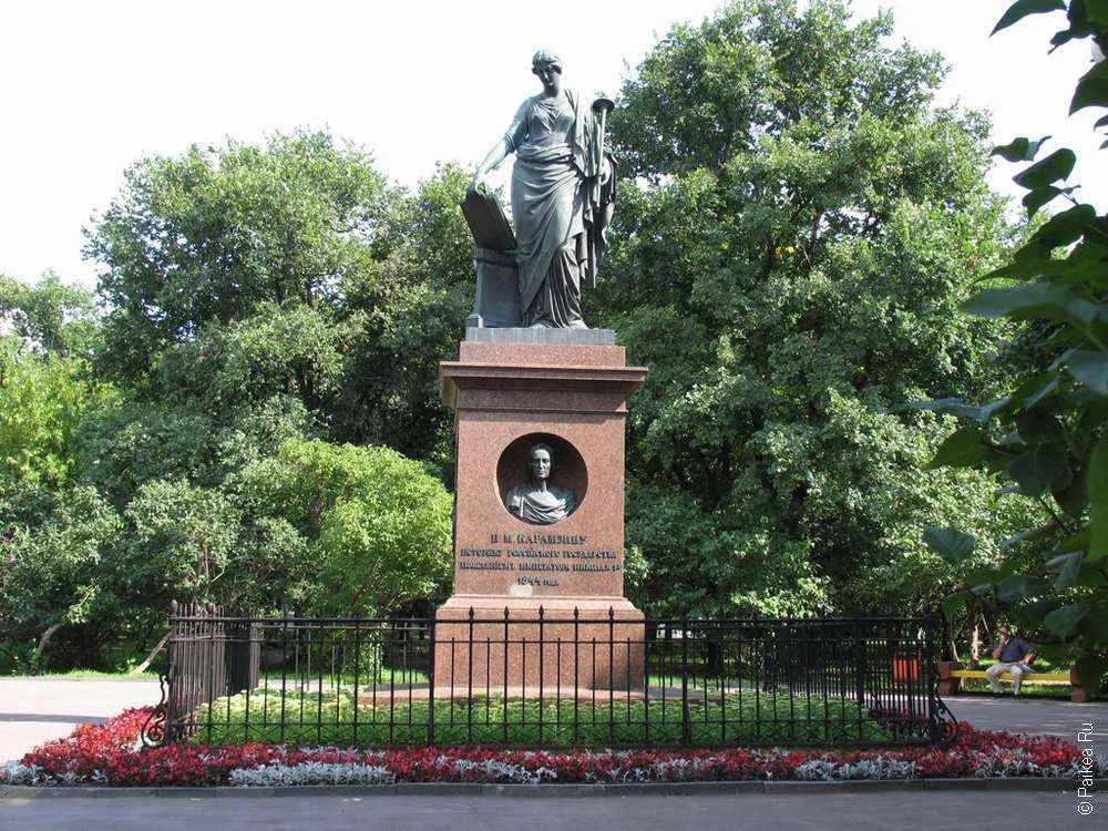 Памятник Карамзину в городе Ульяновск