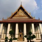 Ват Сутхат в Бангкоке и гигантские качели Ват Сутхат (Wat Suthat) в Бангкоке Таиланд