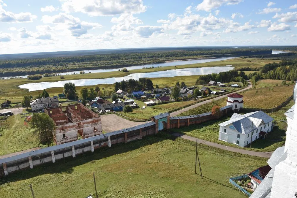 Село Ульяново расположено прямо под стенами монастыря троице стефано ульяновский монастырь коми 31